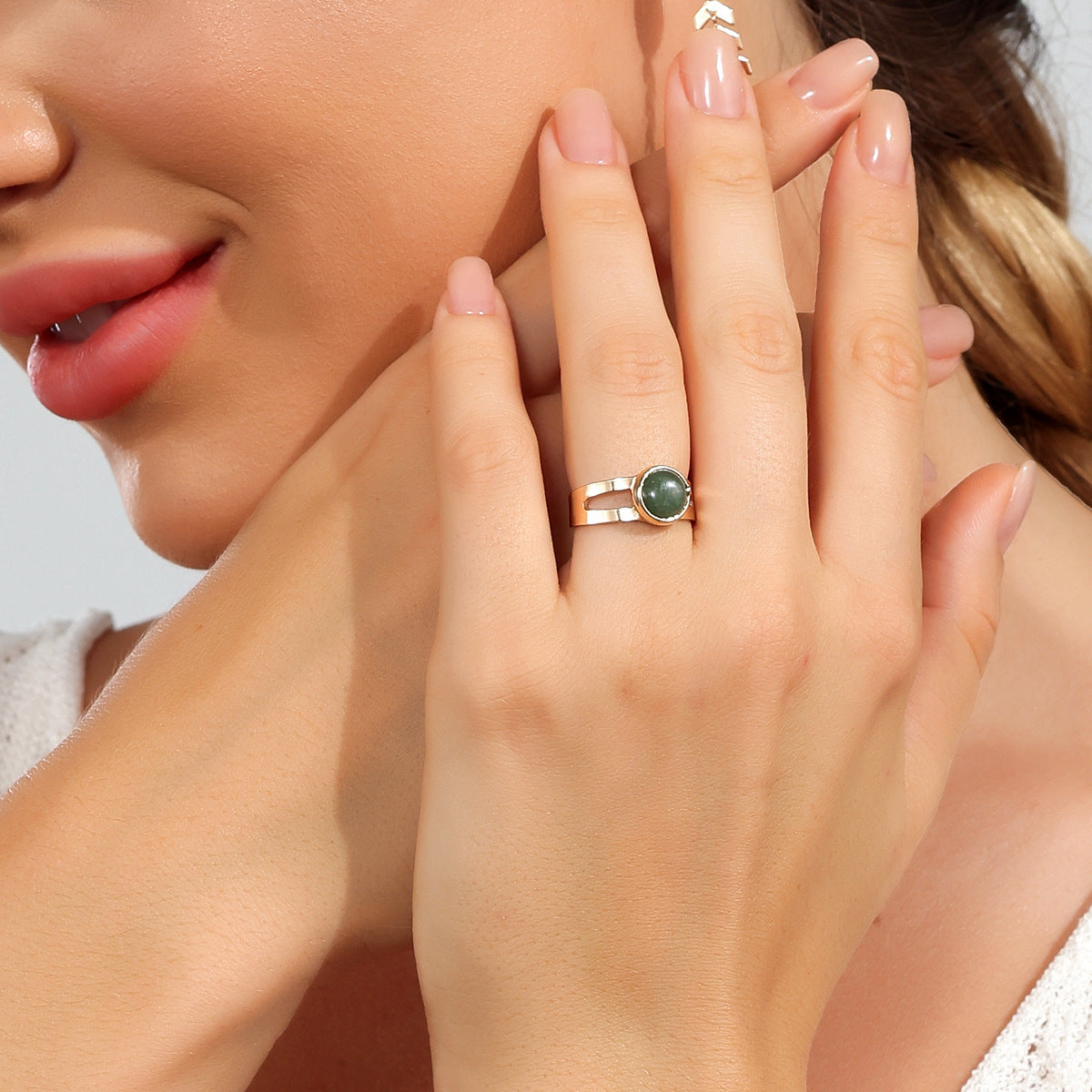 Green Natural Stone Inlaid Retention Copper-plated Gold Retro Personalized Ring